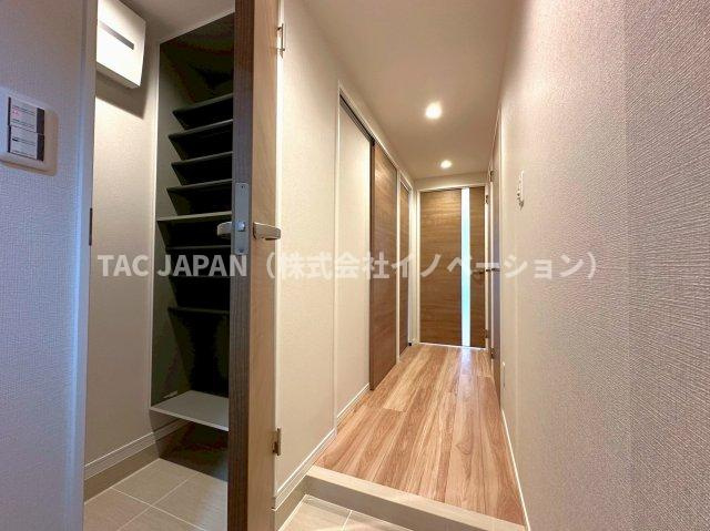 エバーグリーンパレス浅草の玄関|日頃からスッキリ使いたい玄関スペースには大きなシューズクローゼットを完備。上質な空間を再現しています。