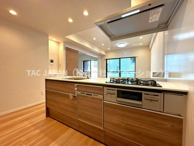 エバーグリーンパレス浅草のキッチン|食事の時間がバラバラでも最後の人がスイッチを入れれば洗い物が完結できるビルトイン食器洗浄乾燥機や便利な浄水シャワー栓、お手入れの楽なガラストップ3口コンロを備える新品システムキッチン。