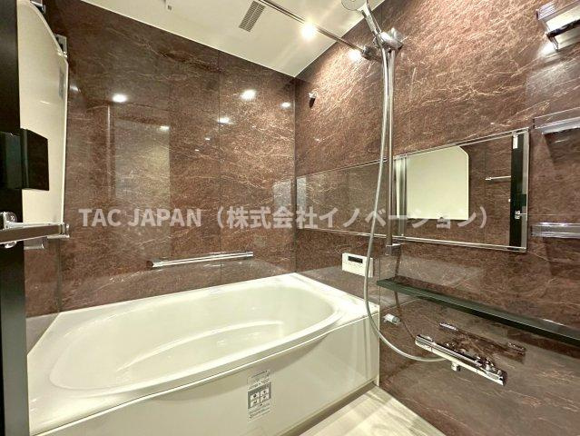 エバーグリーンパレス浅草の浴室|ワンタッチでお湯張りや追炊ができるオートバスと足を伸ばせる浴槽で24時間いつでも快適にリフレッシュできる新品浴室。雨のお洗濯や日頃のメンテナンスなどに役立つ浴室換気乾燥機完備。