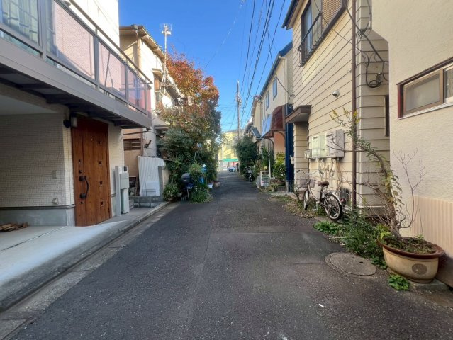 【前面道路含む現地写真】 | 練馬区貫井１丁目　新築戸建て | 通り抜けできない立地で交通量も少なく穏やかな時間が流れます