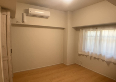 【洋室】 | 相武台西パークホームズ | 洋室のメリットは重い家具が置きやすく、身の回りが整理しやすいことです。 床がフローリングのため畳とは異なり凹みにくいです。 クローゼットなど収納が豊富で、普段使わない旅行カバンや服の整頓も簡単にです。