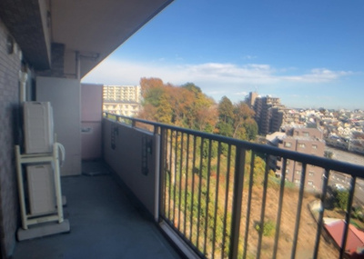 【バルコニー】 | 相武台西パークホームズ | バルコニーは、室外の専用スペースのうち、「屋根がなく開放された空間」であるものを指します。ベランダより広いタイプのものが多く、日当たりもよいため家庭菜園などを楽しみたい人にとって適した環境となります。