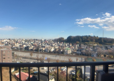 【展望】 | 相武台西パークホームズ | 眺望の良さを楽しめるダイニングキッチンで家族団らんの時間を過ごしてはいかがでしょうか。バルコニーから見える景色を家族で眺める時間は、時間が経つのを忘れてしまいそうですね。是非、現地を見に行きましょう！