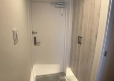 【玄関】 | 相武台西パークホームズ | 玄関は家の顔でもあり、家族以外の目にも止まる場所です。玄関は外との間を仕切る扉、靴などをしまっておく収納スペース、靴脱ぎのたたきスペース、来客とのやり取りをするドアホンなど複数のアイテムからなります。