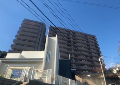 【外観】 | 相武台西パークホームズ | 外観はマンション管理がされているかの目安になります。築年数が古いと、壁面は劣化してひび割れが生じることも！建物が古びていても細かいところが修繕されていると、きちんと管理されているなぁと感じるでしょう。