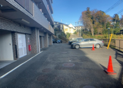【駐車場】 | 相武台西パークホームズ | 駐車場と明記されていても、最小スペースでつくられた駐車場だと大型車は駐車できなかったり、出入りしにくくなったりする可能性があります。お車のサイズと購入したい物件の駐車場のサイズを現地で確認しましょう。