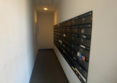 【設備】 | 相武台西パークホームズ | エントランス付近に設置されている集合ポストは、住んでいる部屋と離れているため、ポストをあさるなど誰かに何かされていても被害に気づきにくいです。入居する時には他人に特定されにくい番号で鍵をかけましょう！