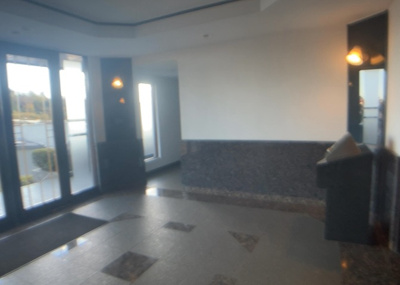 【ロビー】 | 相武台西パークホームズ | ロビーというと、エントランスと何がちがうの？と思いますよね。実はロビーとエントランスには明確な決まりはありません。物件によっては、エントランスを入って広がるある程度の広さのある空間がロビーとなります。