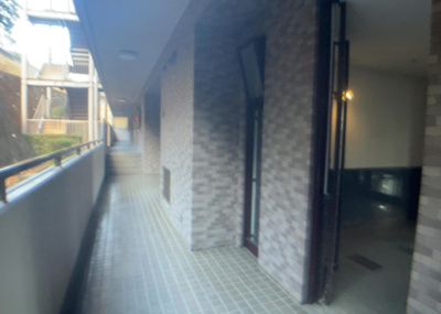 【その他共用部分】 | 相武台西パークホームズ | 共有部分は、住民なら誰もが使える設備のこと。例えば駐車場やエレベーター、インターネット設備、セキュリティ設備などがあります。他にも、マンションの廊下・外部階段やエントランス・ゴミ置き場などがあります。