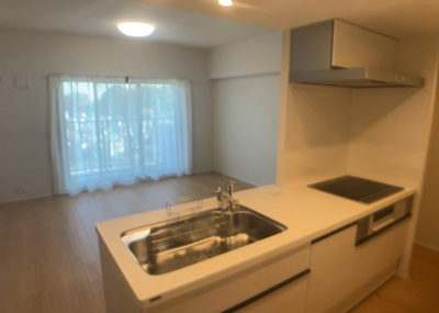 【キッチン】 | 相武台西パークホームズ | L型アイランドタイプは、キッチンからダイニングにもリビングにも目が行き届くので、とても使いやすい配置です。L字型独立タイプは、キッチンを独立させてるためLDKというよりもLDといった様なイメージです。