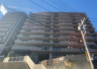 【外観】 | 相武台西パークホームズ | ＲＣ造、Reinforced Concreteは直訳すると補強されたコンクリートです。主に柱や梁・床・壁が鉄筋とコンクリートで構成おり、鉄筋を組んだ型枠にコンクリートを流し込んで固めたものを指します。