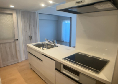 【キッチン】 | 相武台西パークホームズ | 標準的なシステムキッチンの横幅は、165cm～300cm程度です。2100・2400・2550・2700などミリ単位で表記されます。普段どのように料理をするのかを想定しながら合ったサイズを選びましょう