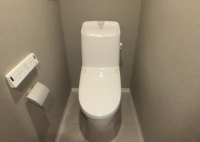 【トイレ】 | 相武台西パークホームズ | トイレは大きさや形、機能、抗菌性などが異なる多種多彩なタイプが各メーカーから出ています。それぞれに良さがあるため、事前にどういったタイプのトイレがいいのかをご家庭内で決めて、内見に行くといいでしょう。