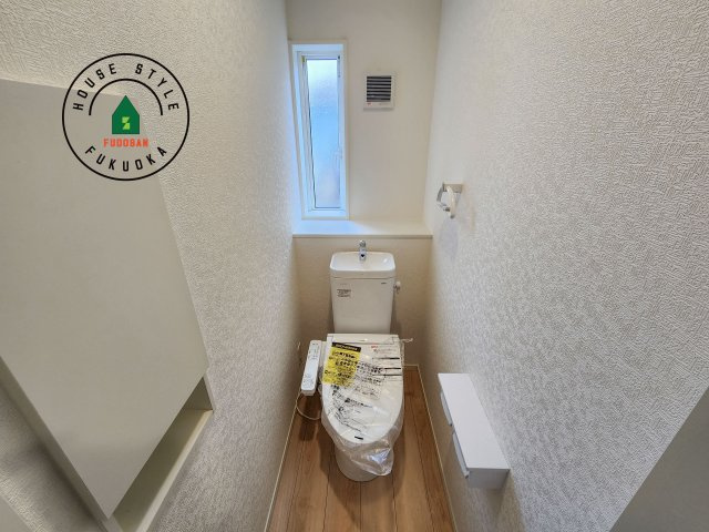 大野城市乙金台2丁目第2-1棟（1号棟）の内観：施工例|トイレ・ウォシュレット付。快適で衛生的な洗浄機能付温水シャワートイレです。収納や手すりもついてます。