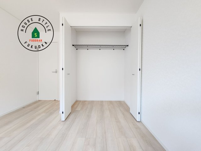 大野城市乙金台2丁目第2-1棟（1号棟）の内観：施工例|【WIC（ウォークインクローゼット）】 たくさんの洋服をかけてもシワになりにくいウォークインクローゼット。洋服以外にも、普段使わない家電やスーツケース、ストック品など何でも片付く嬉しい空間です。