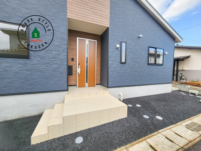 大野城市乙金台2丁目第2-1棟（1号棟）の外観：施工例|地盤調査済 / 玄関へ向かうまでのアプローチに漂う上質が期待感をもたせます。玄関は建物の顔。落着きを醸し出した自己主張が心に訴えてきます。