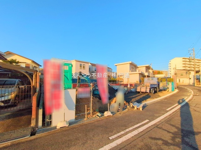 ファーストタウン第2原山台の前面道路含む現地写真