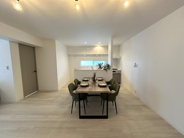 甲子園センチュリーマンションの居間・リビング|リフォームで一新されたリビングは、木目調の温もりと明るさが調和。