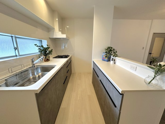 甲子園センチュリーマンションのキッチン|リフォームで一新されたシステムキッチンは、清潔感あふれるデザインと機能性を両立。