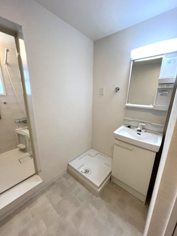 甲子園センチュリーマンションの独立洗面台|収納たっぷりの洗面台で、洗面用品やタオルをすっきり整理可能。