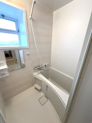 甲子園センチュリーマンションの浴室|全面リフォームで新しく生まれ変わった浴室は、清潔感あふれるデザイン。