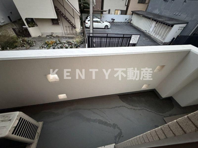 【バルコニー】 | ピソ・エスペランサ | 外からの目が気にならないバルコニーで洗濯物が干せます