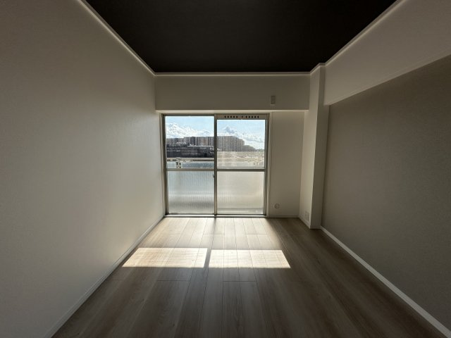 ルネ甲子園の洋室|南向きの最上階で、心地よい光と眺望を楽しめる住戸。洋室6帖は家具配置がしやすく、多様な用途に対応。