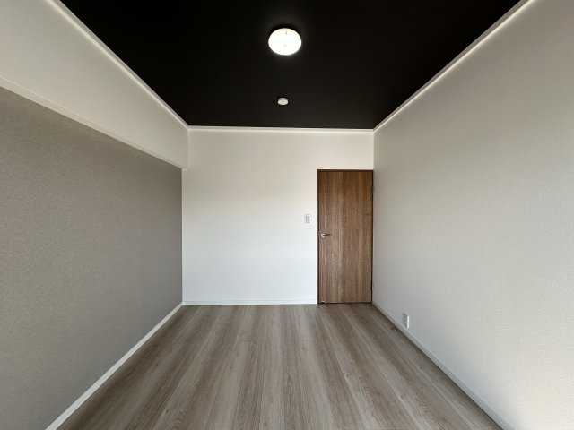 ルネ甲子園の洋室|最上階7階の南向きで明るい住まい。洋室6帖は寝室や書斎として使いやすい広さです。