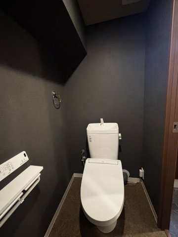 ルネ甲子園のトイレ|温水洗浄便座付きの清潔感あるトイレ。黒を基調としたクロスで生活感を感じさせないすっきりとした空間です