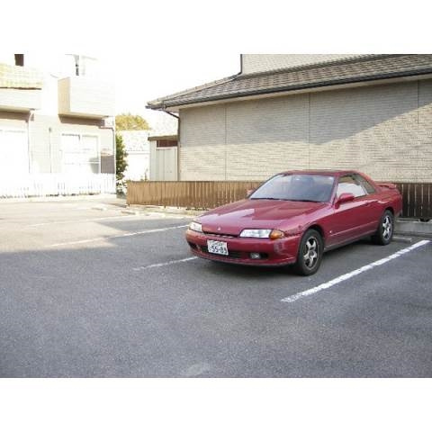 メゾンイーストピアの駐車場