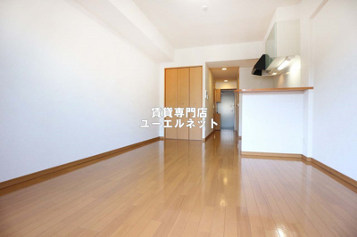 【寝室】 | エルセレーノ吹田 | 明るく開放感のある居室で、自分だけのくつろぎ空間を。