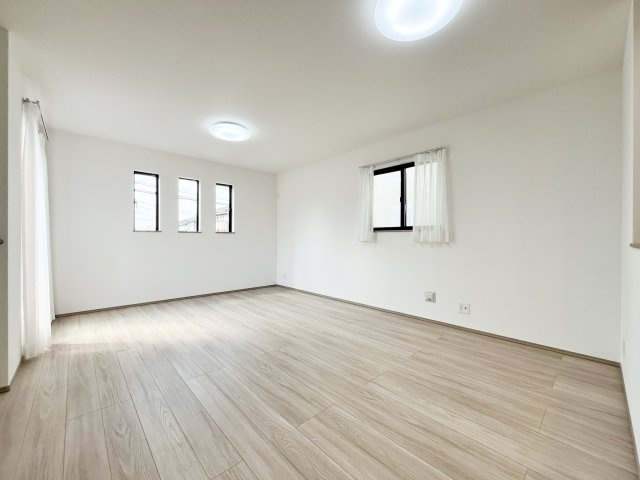 新築デザイナーズ住宅　全3棟　横浜市西区東久保町の居間・リビング|ゆったりとしたリビングです