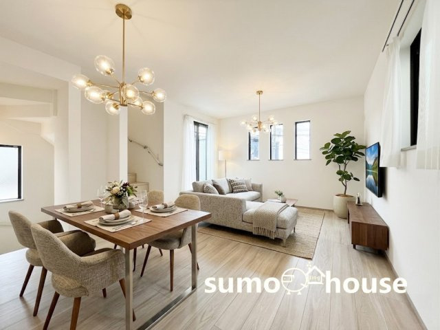 新築デザイナーズ住宅　全3棟　横浜市西区東久保町の居間・リビング|ゆったり過ごせるリビングです