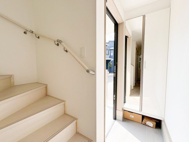 新築デザイナーズ住宅　全3棟　横浜市西区東久保町の玄関|ゆったりとした玄関です