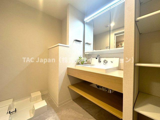 コスモ小竹向原メユールの独立洗面台|明るい洗面スペースは、使いやすさを徹底的に追求した設計です。忙しい朝も快適に自然と笑顔がこぼれる心地よいひとときを叶えます。毎日の身支度がスムーズに整う、家族みんなに優しい空間です。