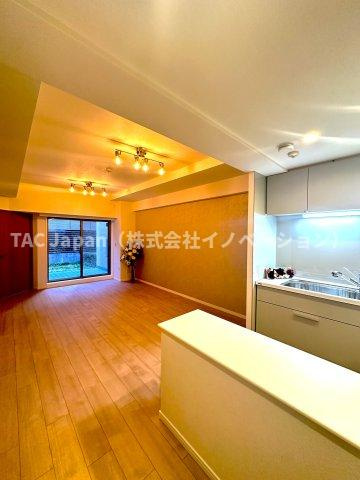 コスモ小竹向原メユールの居間・リビング|窓から差し込む柔らかな陽光が空間を優しく満たし、リビングダイニングに自然な広がりを生み出します。ここで過ごす時間が、何気ない日常を“ちょっと特別”に変えてくれる──そんな温もりあふれる住まいの中心です