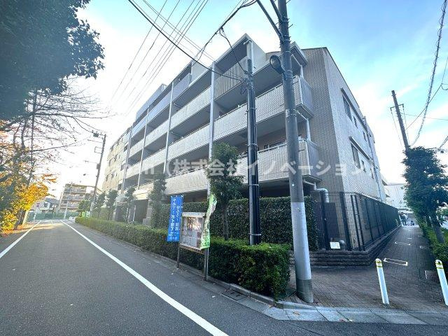 コスモ小竹向原メユールの外観|洗練されたフォルムと落ち着いた色調が、街並みにやさしく溶け込む佇まい。帰るたびに、心がふっと和らぐ外観です。