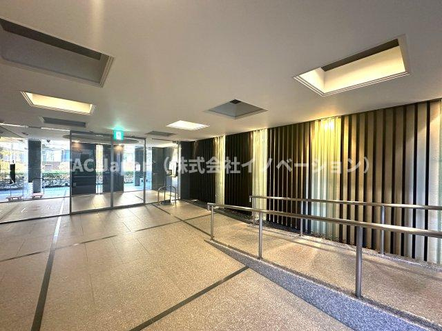 コスモ小竹向原メユールのその他共用部分|訪れる人の足取りを自然とやわらげる、美しく整えられたロビー。洗練されたデザインと落ち着きが調和し、この空間が上質な暮らしの期待感を静かに高めてくれます。