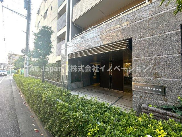 コスモ小竹向原メユール|住まいの顔とも言えるエントランスは、控えめながらも上品な佇まい。季節の風を感じながら帰る道すがら、この場所が“わが家”である誇らしさが静かに胸を満たします。