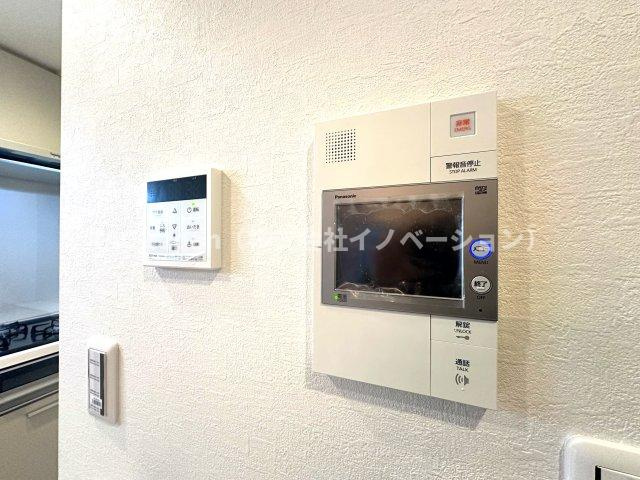 コスモ小竹向原メユールの防犯設備|モニター付きインターホン：リビングから来訪者を確認できるモニタ付きインターホンで安心です。/追焚き機能付き浴室：ワンタッチ操作でお湯張・追い焚きができるオートバス。忙しい日々でも快適なバスタイム。
