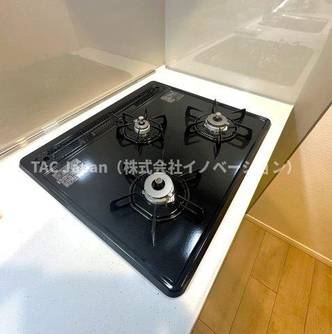 コスモ小竹向原メユールのキッチン|3口ガスコンロで、同時調理もスムーズに進み、時間を有効に使えるのがうれしいポイント。炒め物、煮込み、汁物など、複数の料理を一度に作れるので、忙しい朝や夕食の準備も効率よく進みます。