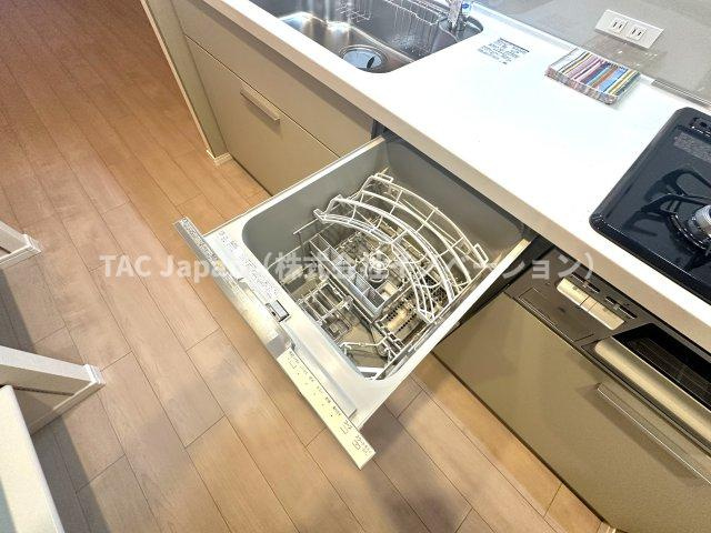 コスモ小竹向原メユールのキッチン|面倒な後片付けは食洗機におまかせ。空いた時間には、ソファでテレビを観ながらゆったりひと息。家事の負担を減らして、毎日に小さな余裕と心地よさをもたらします。