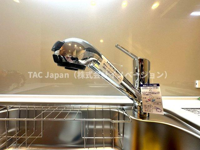 コスモ小竹向原メユールのキッチン|浄水機能付きの水栓は、安心でおいしい水がすぐ使える便利な設備。ハンドシャワーで使い勝手もよく、毎日の家事が快適になります。使い勝手と衛生面を両立した設計が、毎日の家事に小さな心地よさと楽しさをプラス。