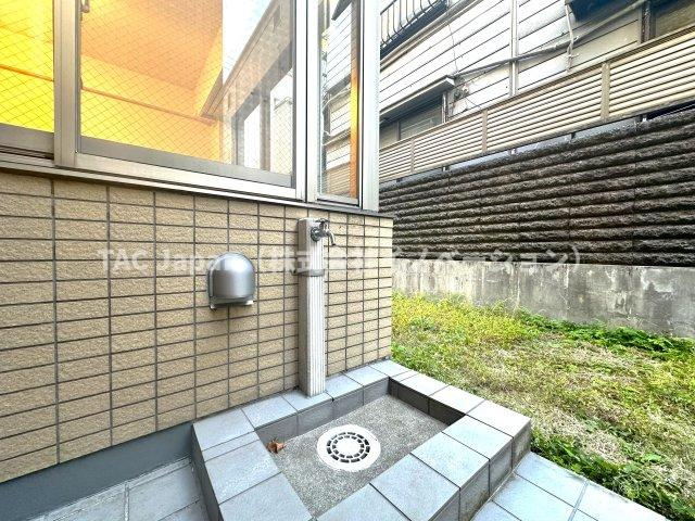 コスモ小竹向原メユールのバルコニー|バルコニーには水栓付きです。室内から水を運ぶ手間が省け、ベランダの床や窓の掃除が楽になります。また、植物への水やりやガーデニングなどがスムーズに行えます。 