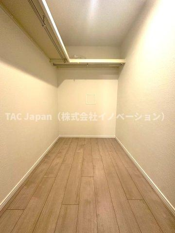 コスモ小竹向原メユールの収納|暮らしをすっきり整える豊富なウォークインクローゼットは、衣類から日用品まで余裕を持ってしまえ、いつも整った美しい住まいを保つことができます。快適な生活を支える頼もしい味方です。