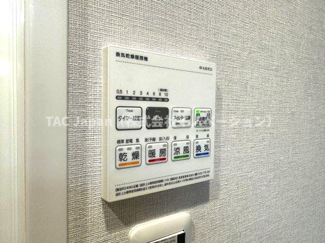 コスモ小竹向原メユールの冷暖房・空調設備|雨の日や花粉の季節も、浴室が頼れる乾燥スペースに早変わり。さらに暖房機能付きで、冬場のヒートショック対策にも配慮。清潔さと快適さを両立する、うれしい設備です。