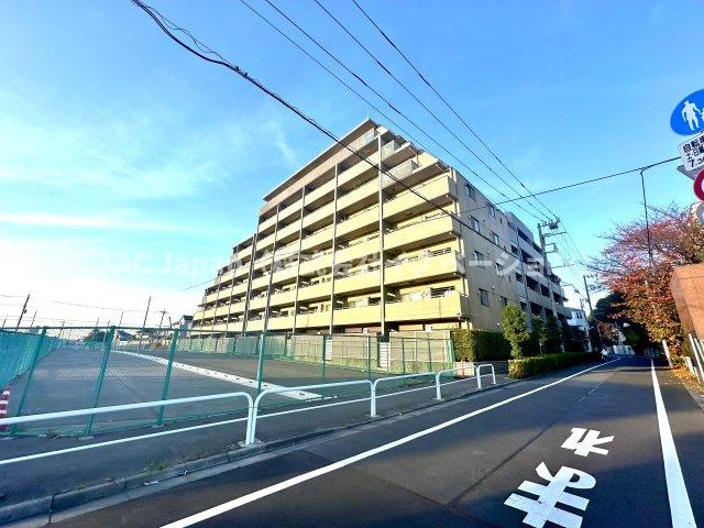 コスモ小竹向原メユールの外観|ただいま、と家に帰るたびに心がほっと安らぐ、美しく誇らしい外観デザイン。温かみと上質さが絶妙に調和し、家族を迎える誇り高い表情を見せます。街並みにも映える佇まいは、安心感と豊かさをもたらしてくれます。