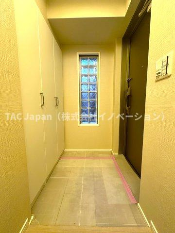 コスモ小竹向原メユールの玄関|落ち着いたデザインと広々とした空間が調和する玄関は、住まう人を温かく迎え入れます。毎日の出発と帰宅を心地よく包み込み、日常に上質なひとときをもたらしてくれる場所です。