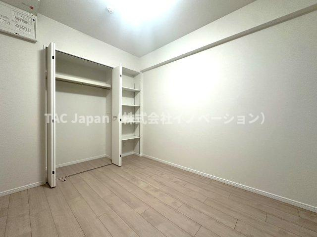 コスモ小竹向原メユールの洋室|クローゼットを備えた機能的な洋室。収納力に優れ、すっきりと整った空間を保ちやすく、住まい全体の心地よさを高めてくれます。