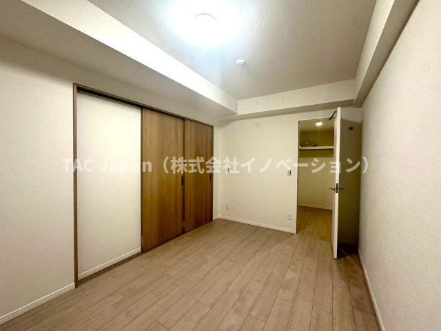 コスモ小竹向原メユールの洋室|家具のレイアウトも自由自在な洋室は、暮らす人のスタイルに寄り添える柔軟な一部屋。毎日をより快適に、自分らしく過ごせる場所です。